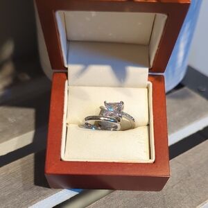 Elegant Silver Ring with Clear Gemstone